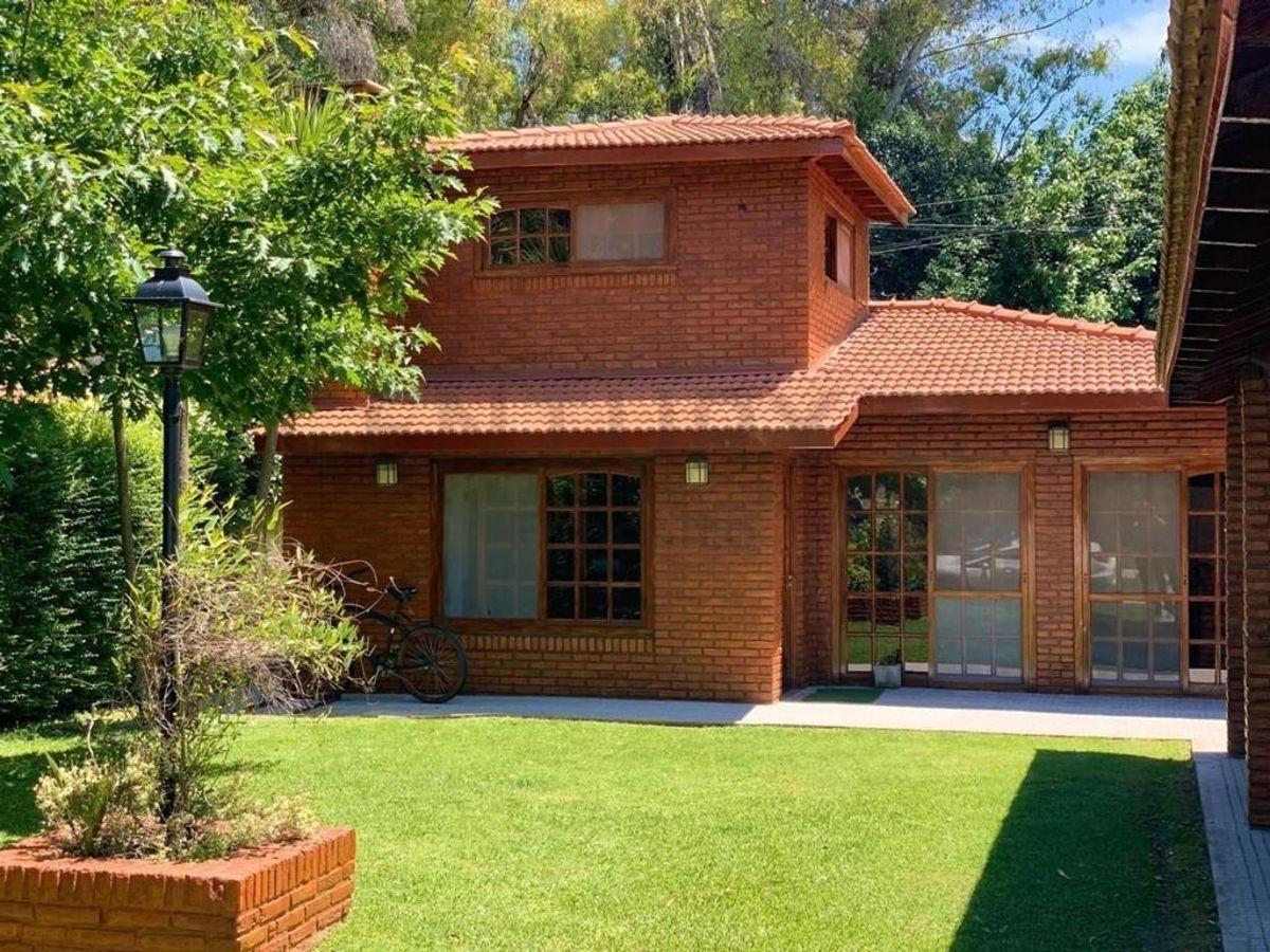Foto de Hermosa casa en venta en El Country Club El Pato, imagen 1