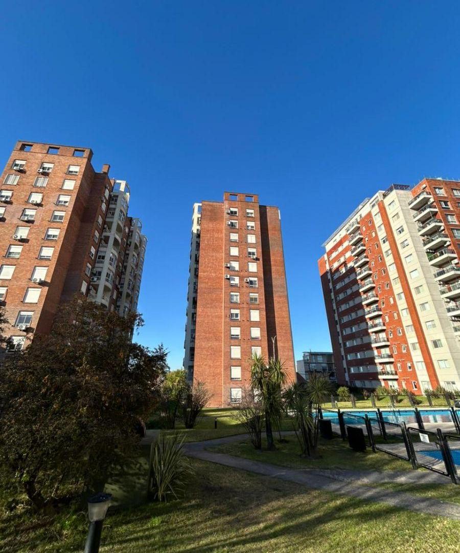 Foto de Departamento de tres ambientes con cochera en las torres de fierro, imagen 2