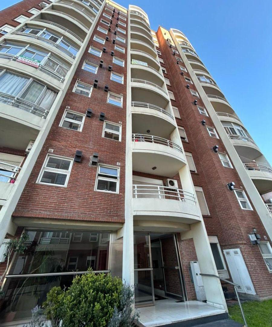 Foto de Departamento de tres ambientes con cochera en las torres de fierro, imagen 1