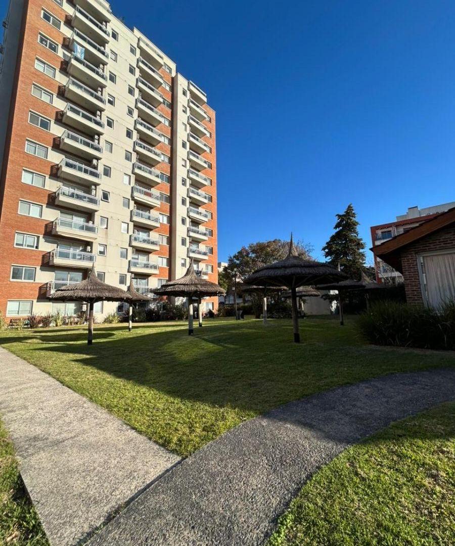 Foto de Departamento de tres ambientes con cochera en las torres de fierro, imagen 3