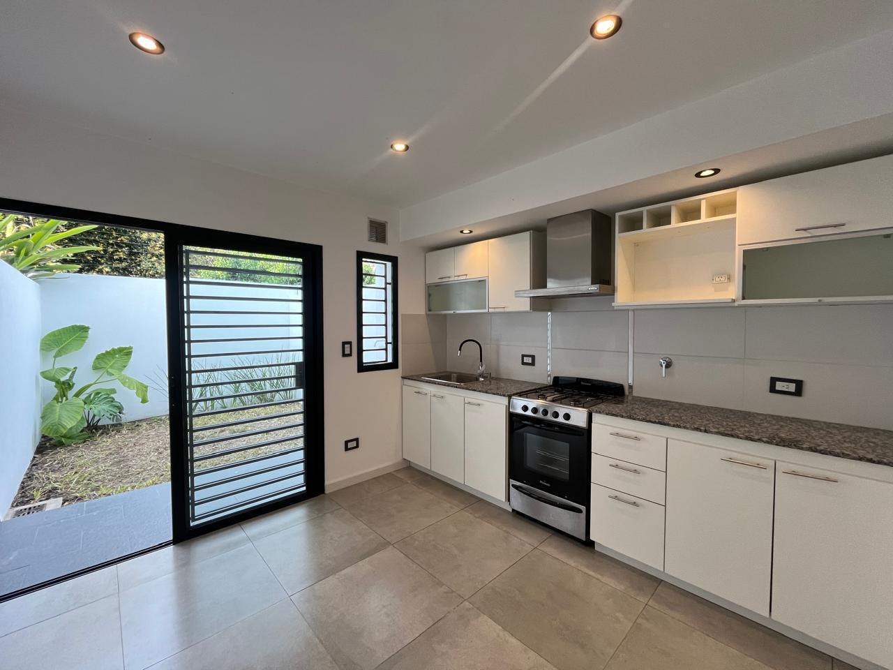 Foto de DUPLEX 3 AMBIENTES CON PATIO Y COCHERA-ITUZAINGO NORTE, imagen 3