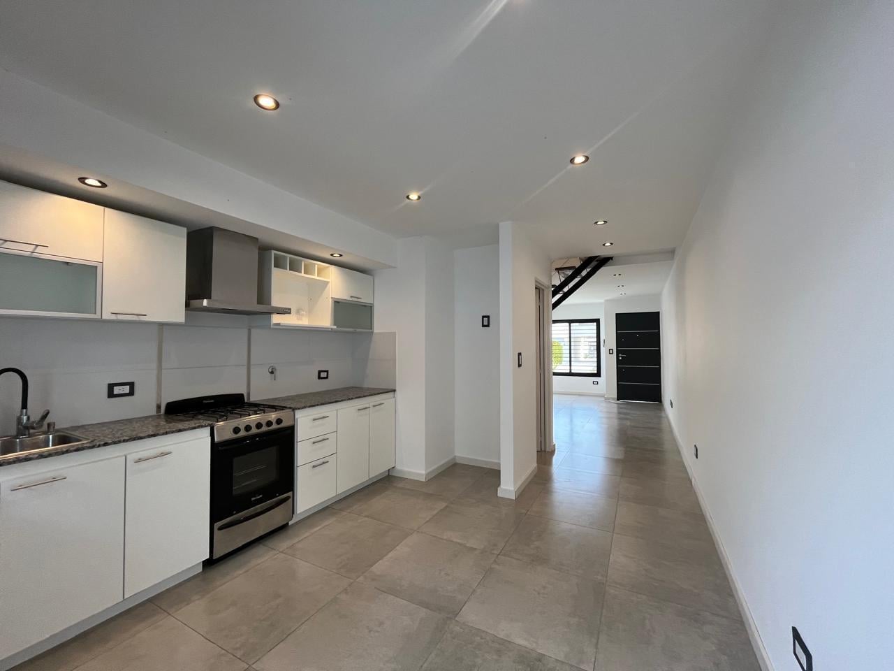 Foto de DUPLEX 3 AMBIENTES CON PATIO Y COCHERA-ITUZAINGO NORTE, imagen 4