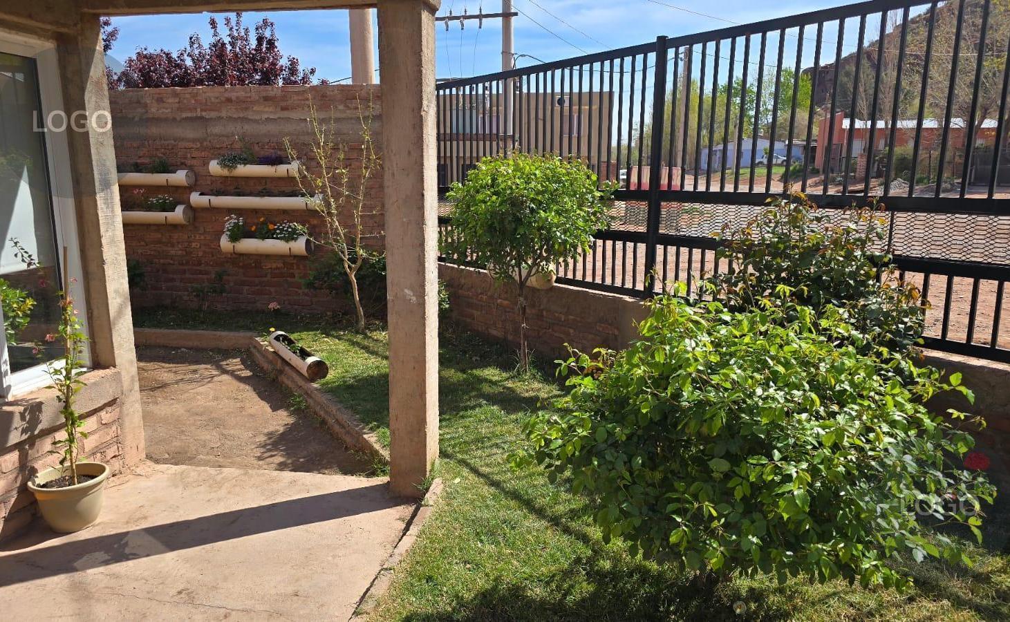 Foto de En Venta | Casa de 2 Dormitorios con Quincho y Garage Doble | Centro |, imagen 2