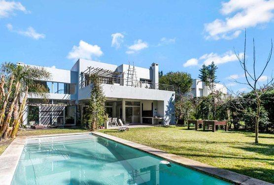 Foto de VENTA DE CASA 5 AMBIENTES CON PILETA EN SAINT MATTHEWS PILAR, imagen 2