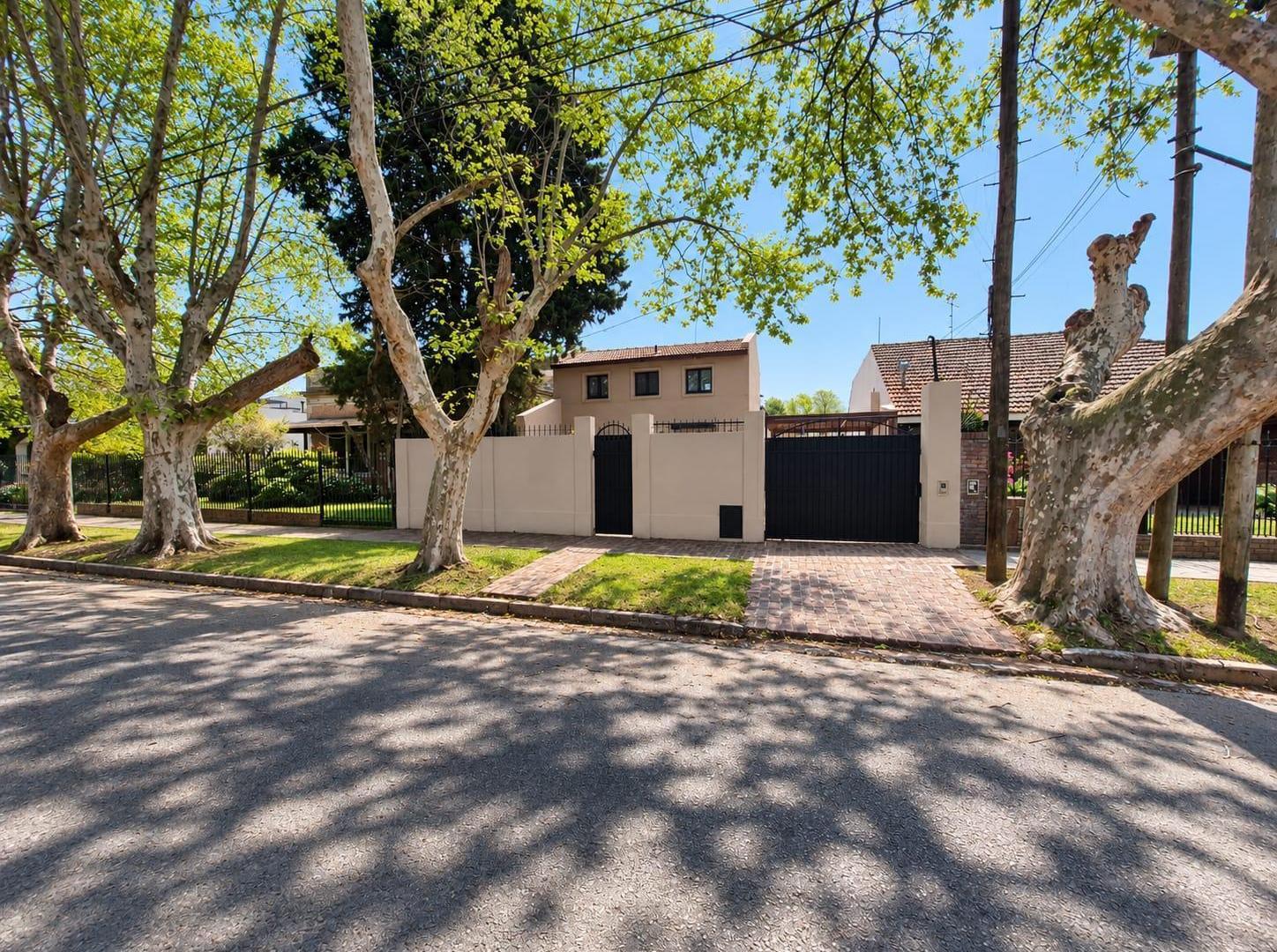 Foto de CASA EN VENTA DE 5 AMBIENTES CON PILETA Y QUINCHO EN ADROGUE, imagen 2