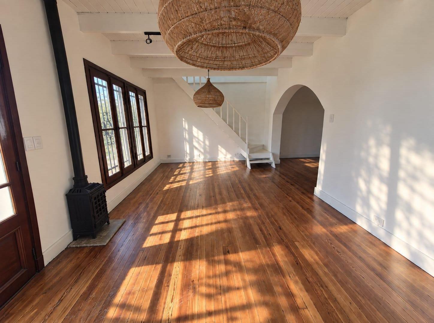 Foto de CASA EN VENTA DE 5 AMBIENTES CON PILETA Y QUINCHO EN ADROGUE, imagen 4