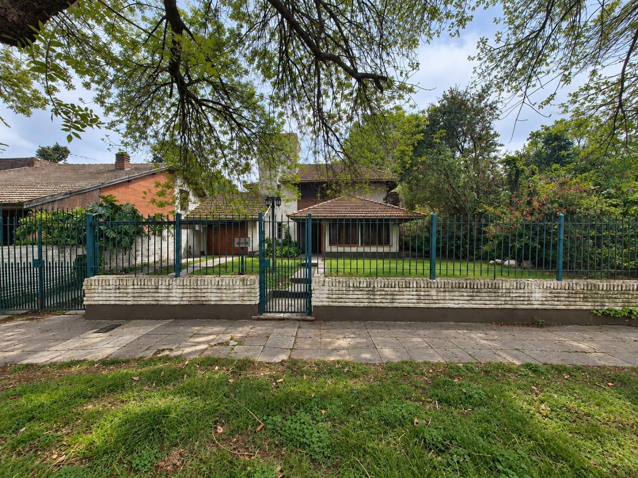 Foto de CASA EN VENTA 5 AMBIENTES CON JARDIN PILETA Y QUINCHO EN ADROGUE, imagen 1