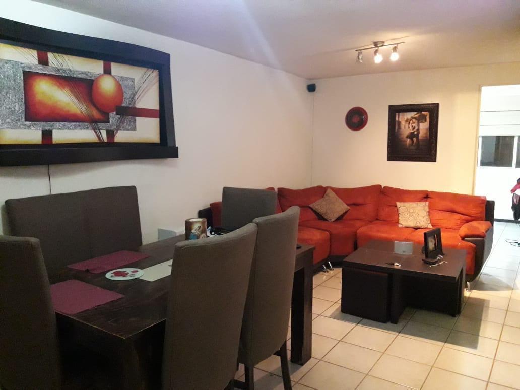 Foto de CASA DE 6 AMB. CON GARAGE, PATIO CON JARDÍN Y PARRILLA!!, imagen 2