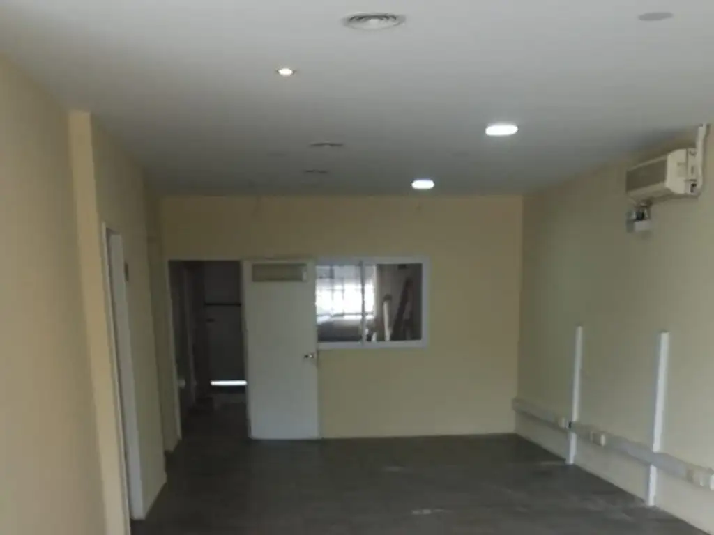 Foto de LOCAL EN IMPORTANTE ZONA COMERCIAL FRENTE DE 6,75mts., imagen 2