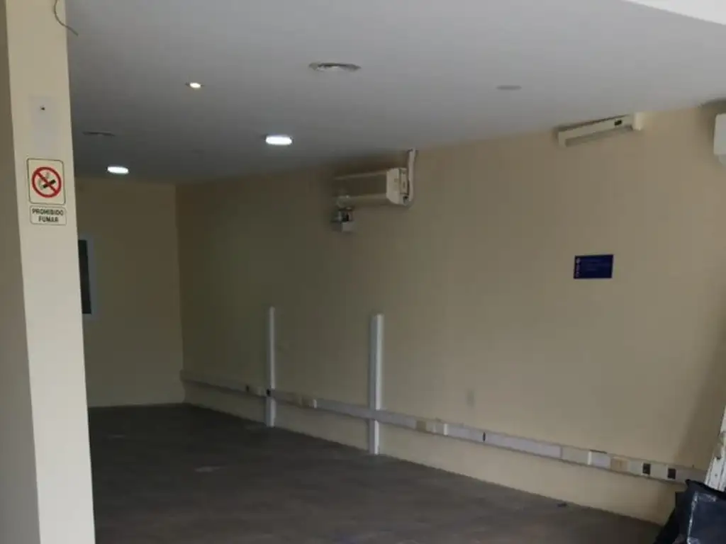 Foto de LOCAL EN IMPORTANTE ZONA COMERCIAL FRENTE DE 6,75mts., imagen 1