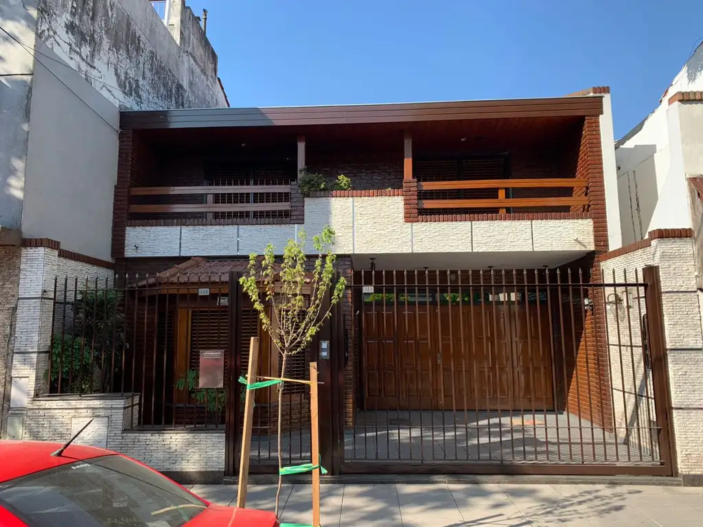 Foto de FLORESTA VENTA CHALET 5 AMB, GRJE 3 AUTOS y QUINCHO. EXCELENTE ESTADO, imagen 1