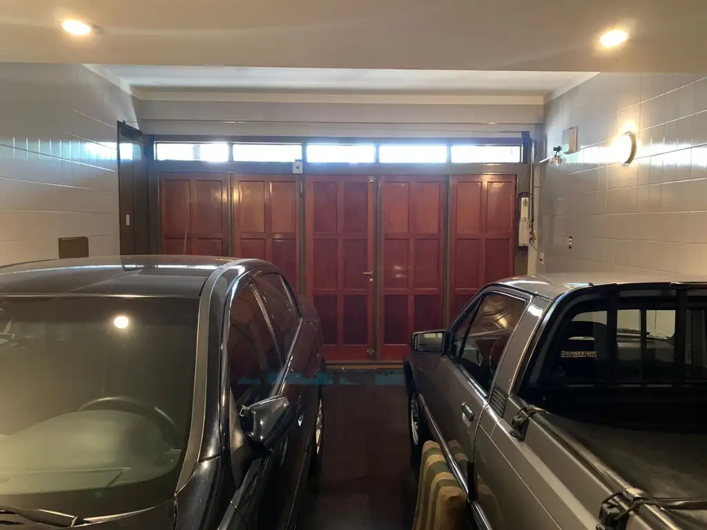 Foto de FLORESTA VENTA CHALET 5 AMB, GRJE 3 AUTOS y QUINCHO. EXCELENTE ESTADO, imagen 5