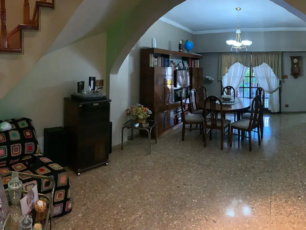 Foto de FLORESTA VENTA CHALET 5 AMB, GRJE 3 AUTOS y QUINCHO. EXCELENTE ESTADO, imagen 2