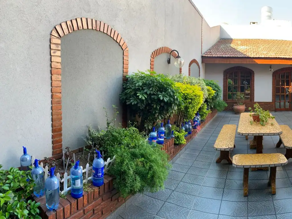 Foto de FLORESTA VENTA CHALET 5 AMB, GRJE 3 AUTOS y QUINCHO. EXCELENTE ESTADO, imagen 4