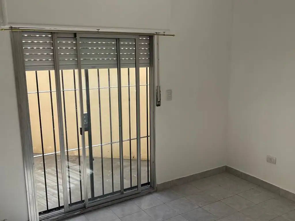 Foto de 58 9 y 10- Departamento 1 dormitorio con patio, imagen 2