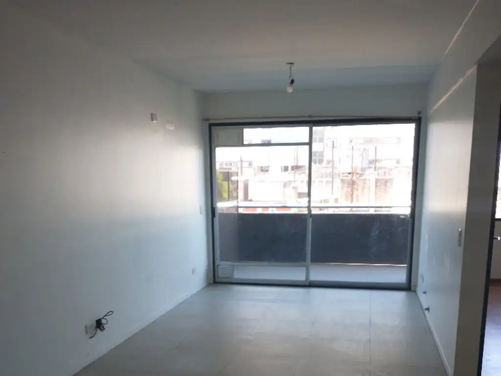 Foto de EXCELENTE DEPARTAMENTO DE 2 AMBIENTES AL FRENTE CON BALCÓN ATERRAZADO Y, imagen 2