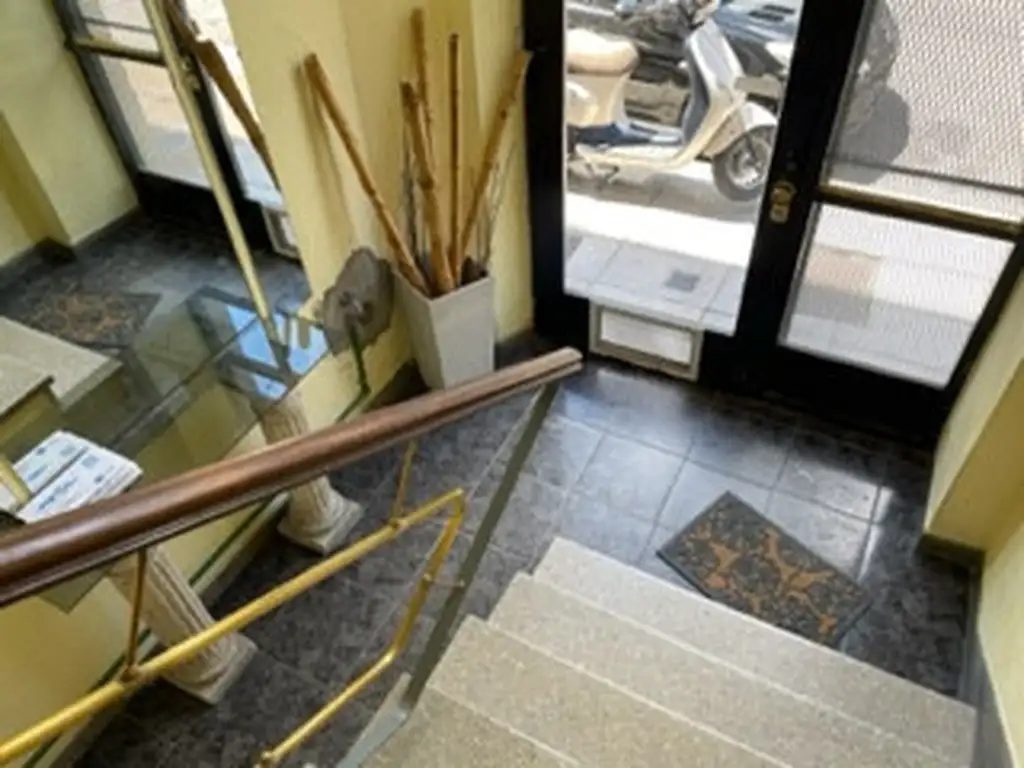 Foto de EXC 3 AMBIENTES Y ESCRITORIO AL FRENTE BALCÓN Y PATIO CT-FRENTE, imagen 3