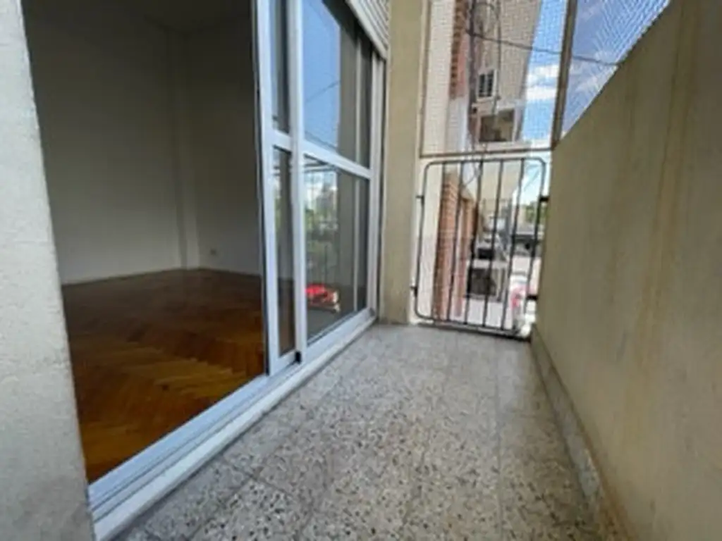Foto de EXC 3 AMBIENTES Y ESCRITORIO AL FRENTE BALCÓN Y PATIO CT-FRENTE, imagen 2