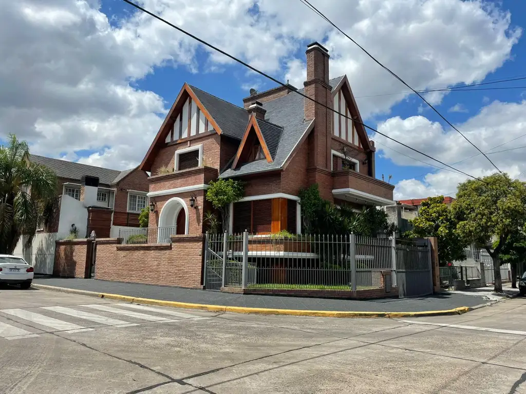 Foto de CHALET 5 AMBIENTES FRENTE A PLAZA, LA MEJOR ZONA DE BARRIO NAON, imagen 1