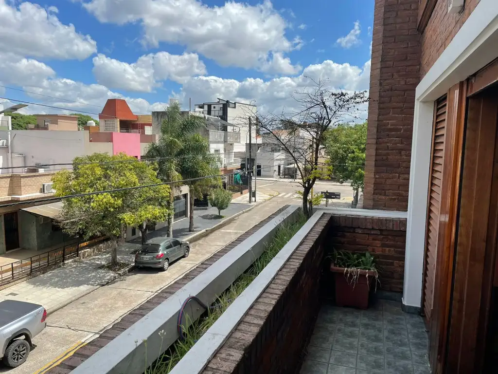 Foto de CHALET 5 AMBIENTES FRENTE A PLAZA, LA MEJOR ZONA DE BARRIO NAON, imagen 4