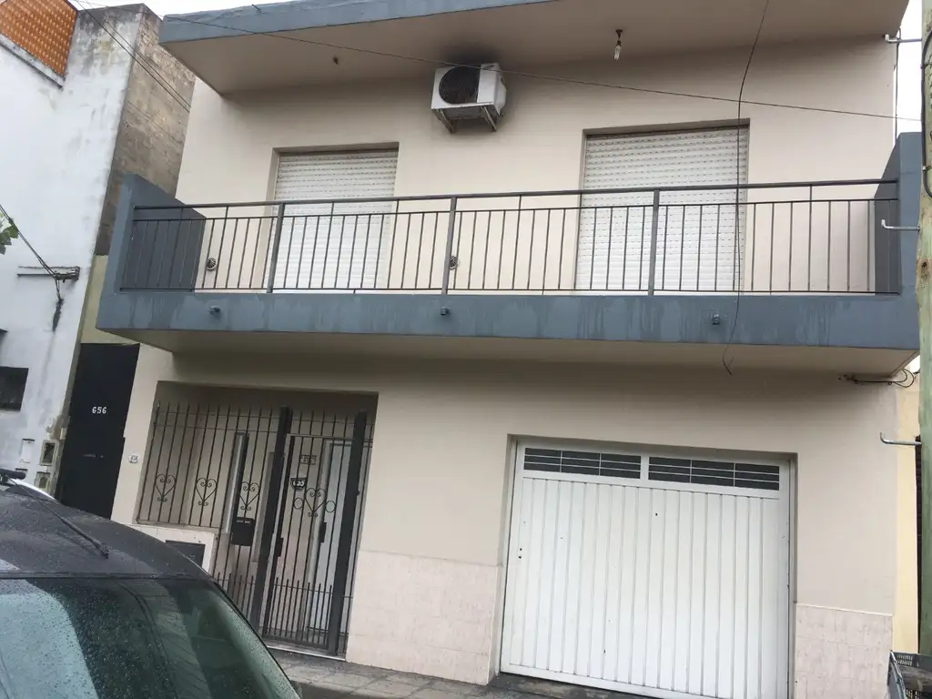 Foto de CASA 2 DORM CON PATIO Y GARAGE - MUY AMPLIA Y LUMINOSA - EXCELENTE, imagen 1