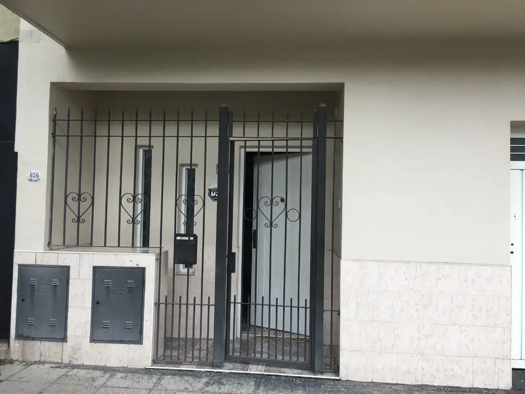 Foto de CASA 2 DORM CON PATIO Y GARAGE - MUY AMPLIA Y LUMINOSA - EXCELENTE, imagen 3