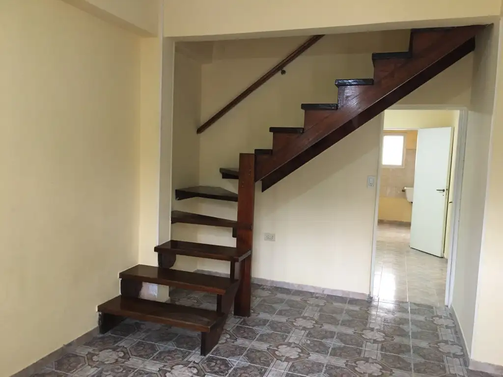 Foto de CASA 2 DORM CON PATIO Y GARAGE - MUY AMPLIA Y LUMINOSA - EXCELENTE, imagen 2