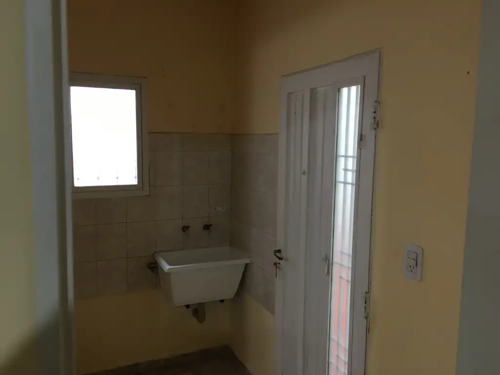Foto de CASA 2 DORM CON PATIO Y GARAGE - MUY AMPLIA Y LUMINOSA - EXCELENTE, imagen 4
