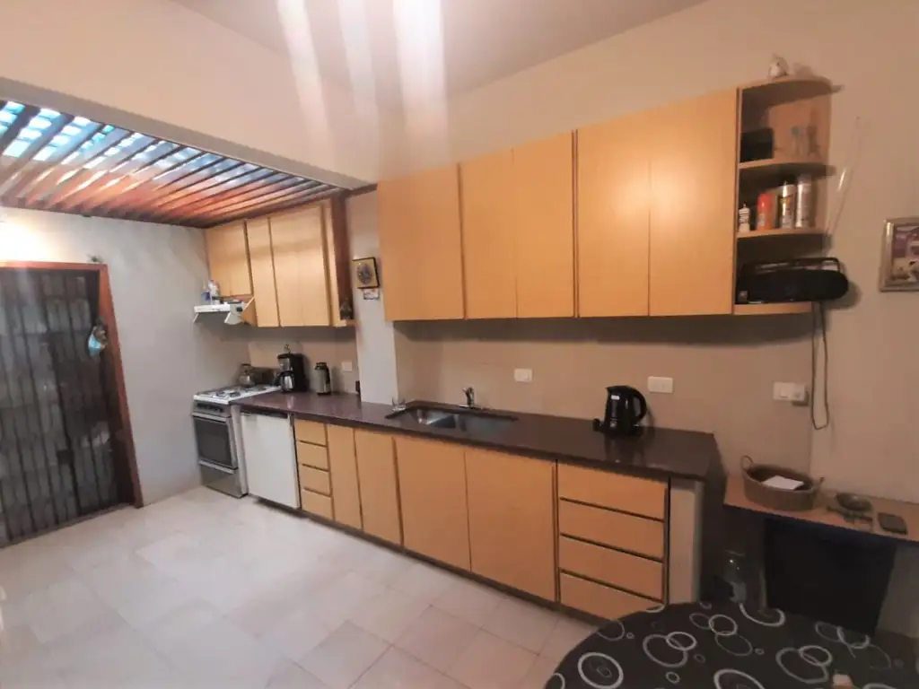Foto de Casa 5 ambientes en 2 plantas Lote 8.66x30 mts Cochera Quincho Fondo, imagen 4