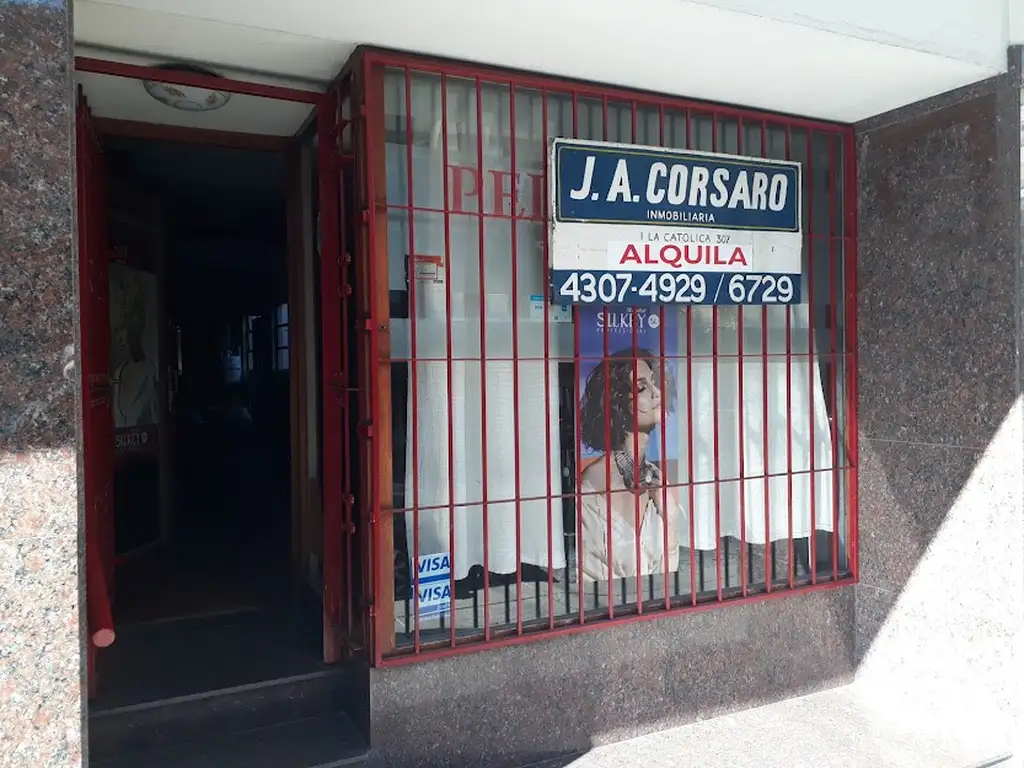Foto de Local comercial, buena vidriera, dos baños., imagen 1