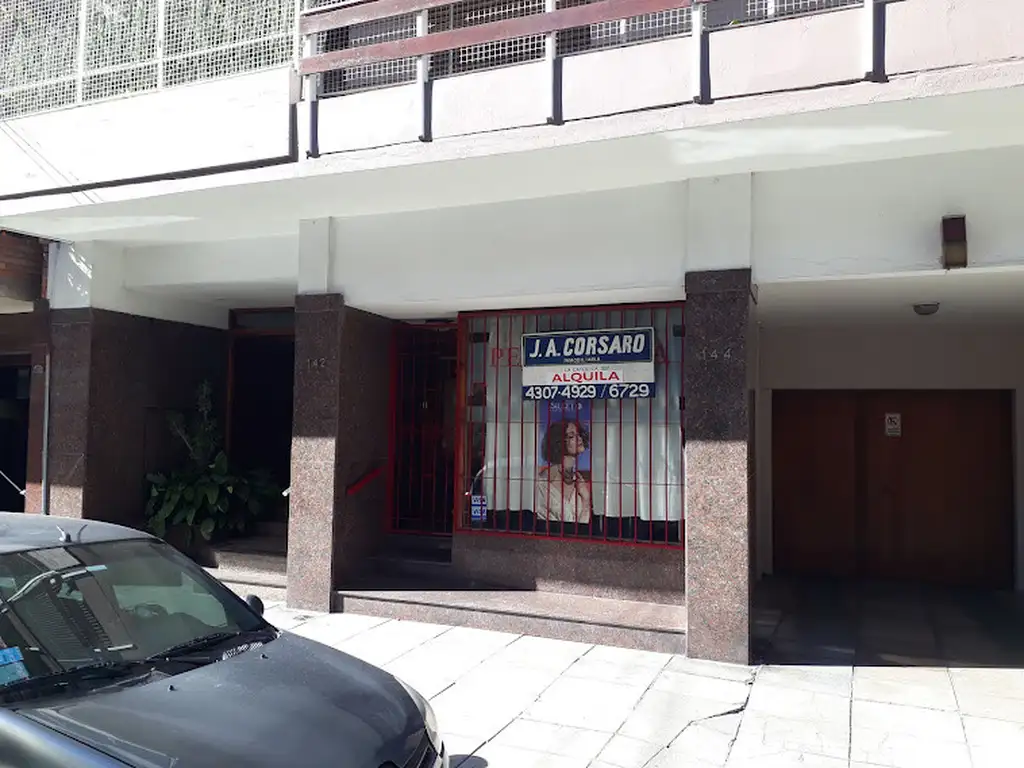 Foto de Local comercial, buena vidriera, dos baños., imagen 2