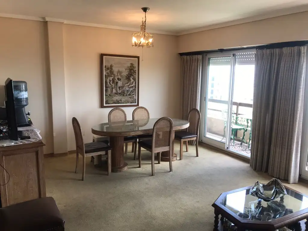 Foto de DEPARTAMENTO DE 4 AMBIENTES CON 2 COCHERAS CUBIERTAS, TERRAZA PROPIA Y, imagen 3
