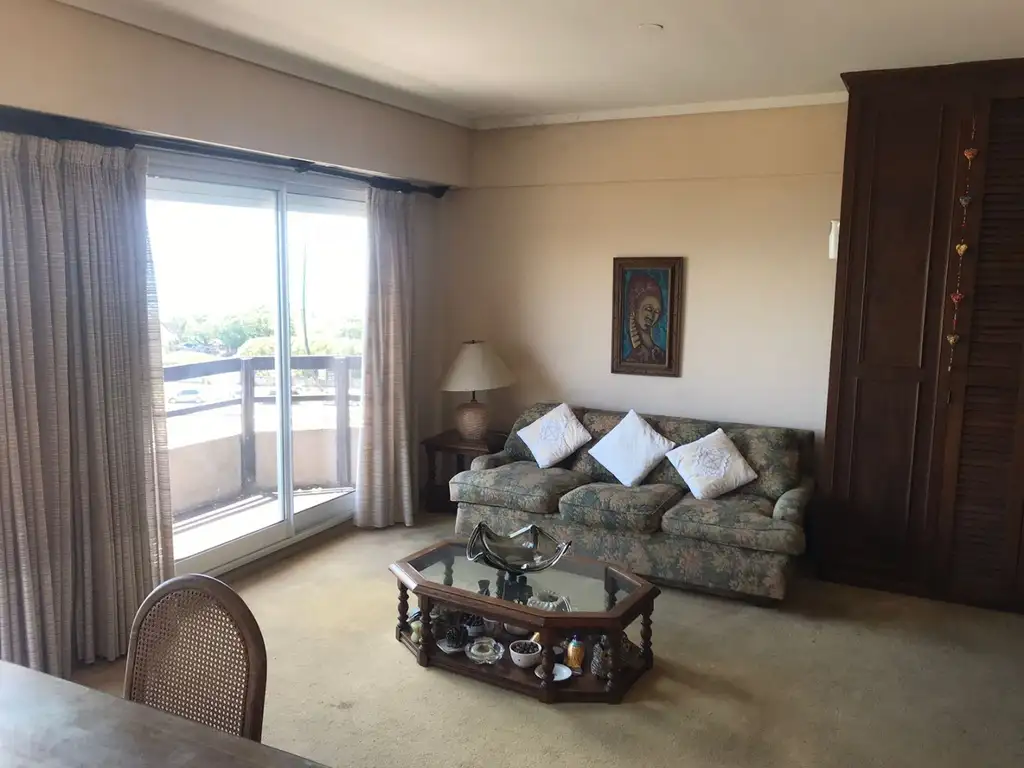 Foto de DEPARTAMENTO DE 4 AMBIENTES CON 2 COCHERAS CUBIERTAS, TERRAZA PROPIA Y, imagen 4
