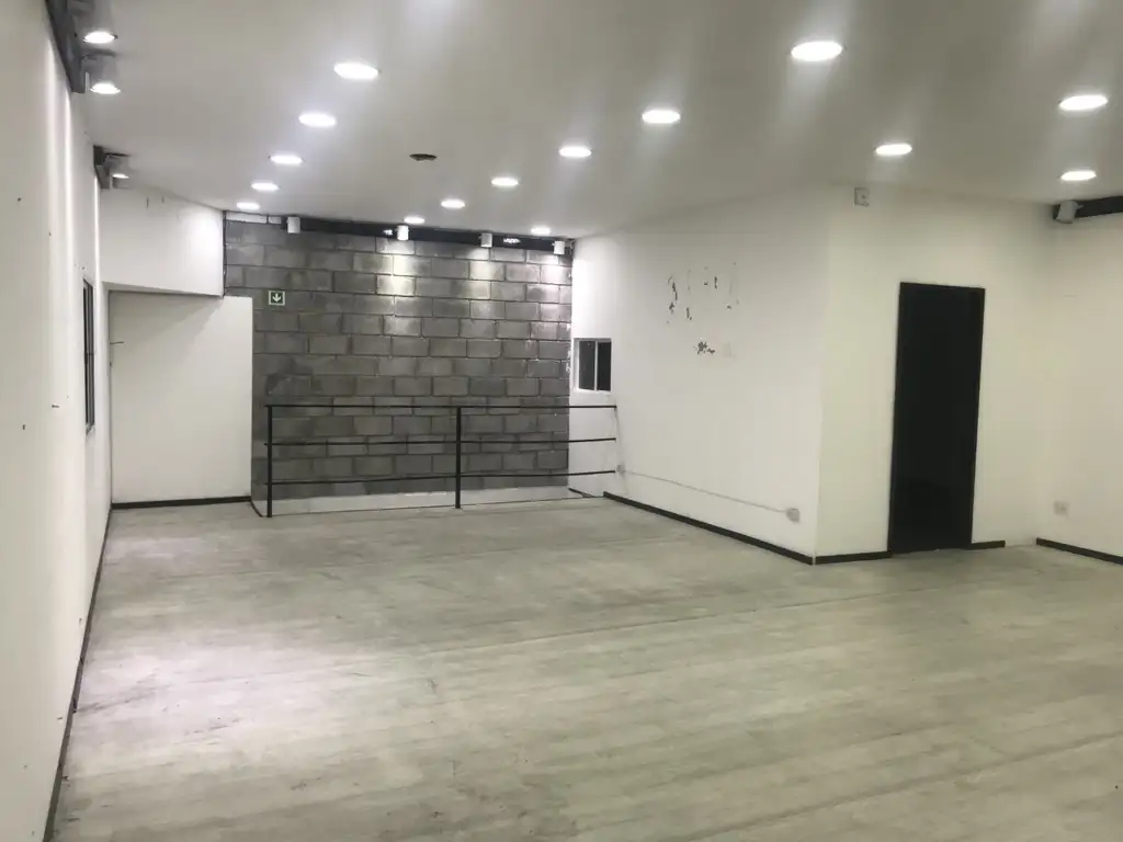 Foto de ALQUILER - LA TABLADA - GALPON 320m2 - CON OFICINA o SHOWROOM, imagen 1