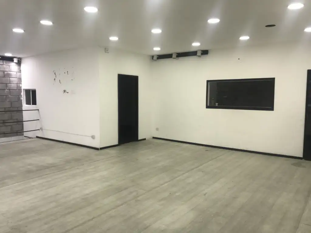 Foto de ALQUILER - LA TABLADA - GALPON 320m2 - CON OFICINA o SHOWROOM, imagen 2