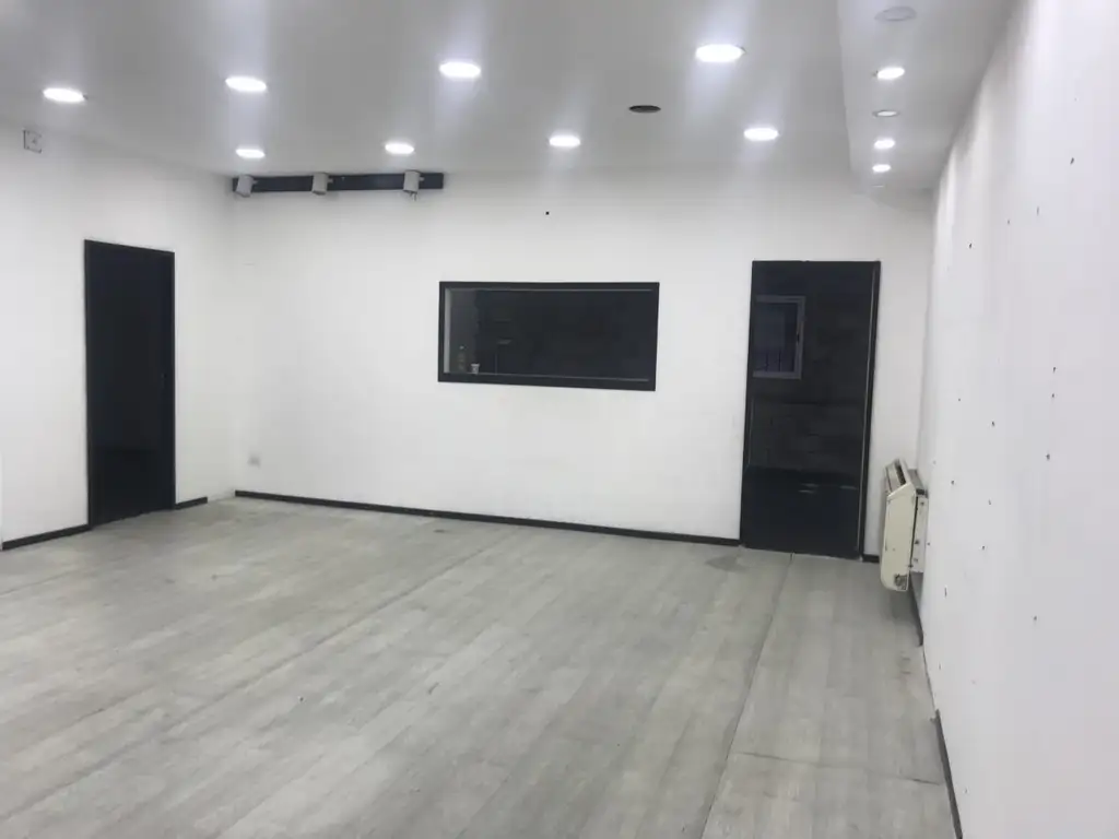 Foto de ALQUILER - LA TABLADA - GALPON 320m2 - CON OFICINA o SHOWROOM, imagen 3