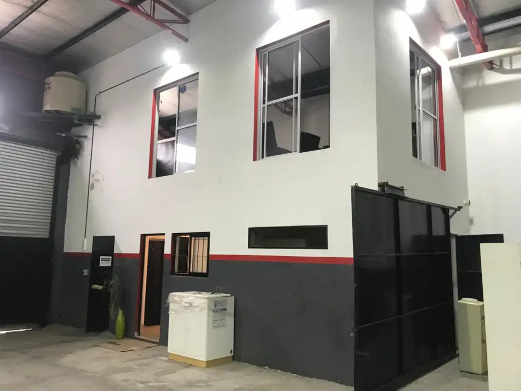 Foto de ALQUILER - EXCELENTE GALPON 420 m2 - CON OFICINA y VESTUARIO, imagen 2