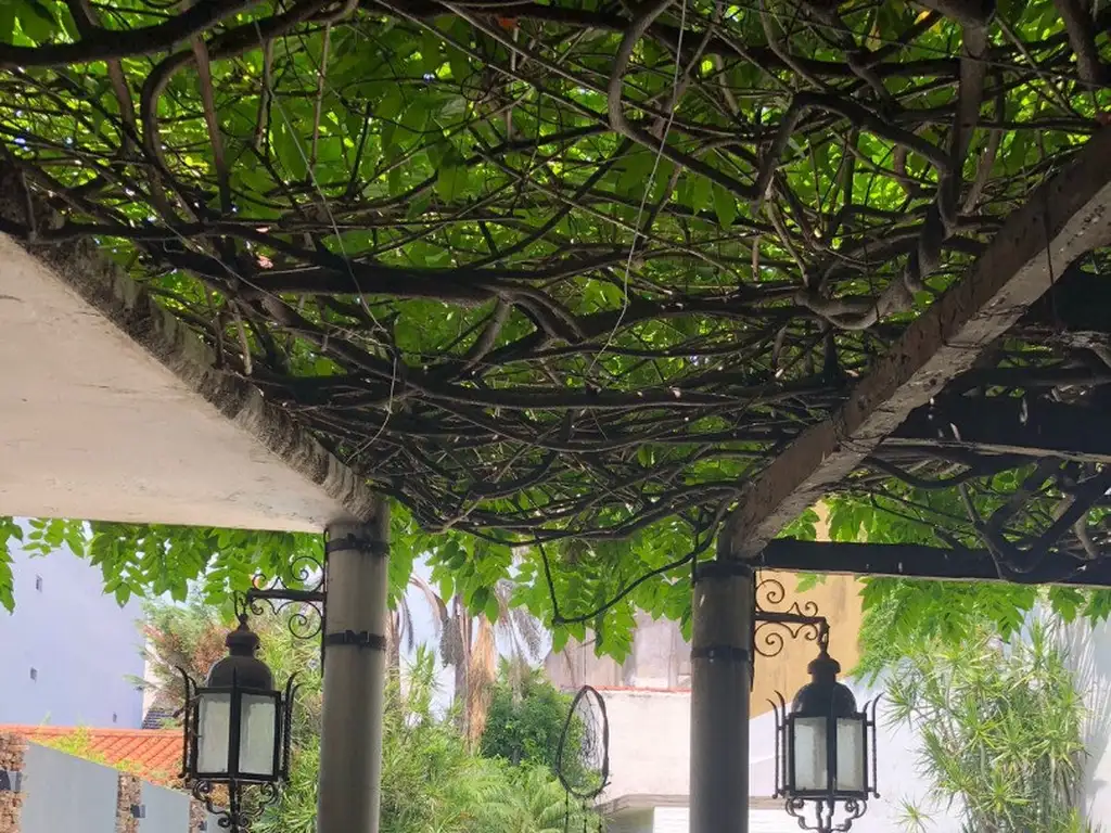 Foto de VENDO Excelente casa 6 ambientes con Jardín y piscina en estratégica, imagen 3