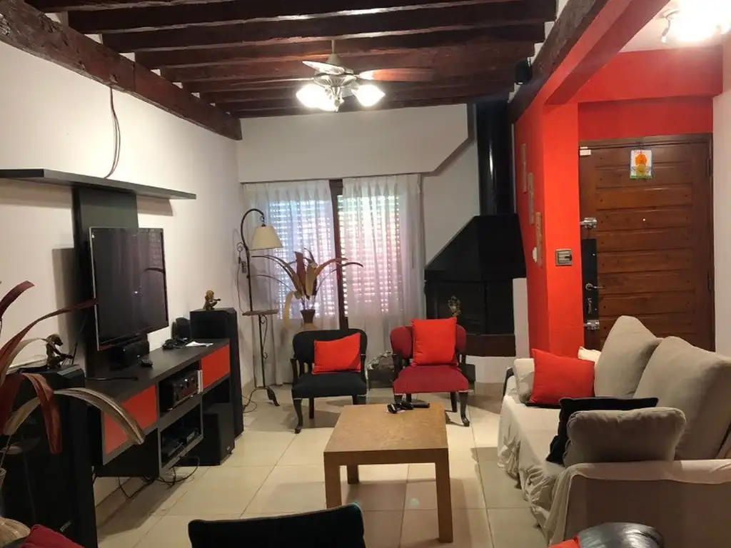 Foto de VENDO Excelente casa 6 ambientes con Jardín y piscina en estratégica, imagen 5