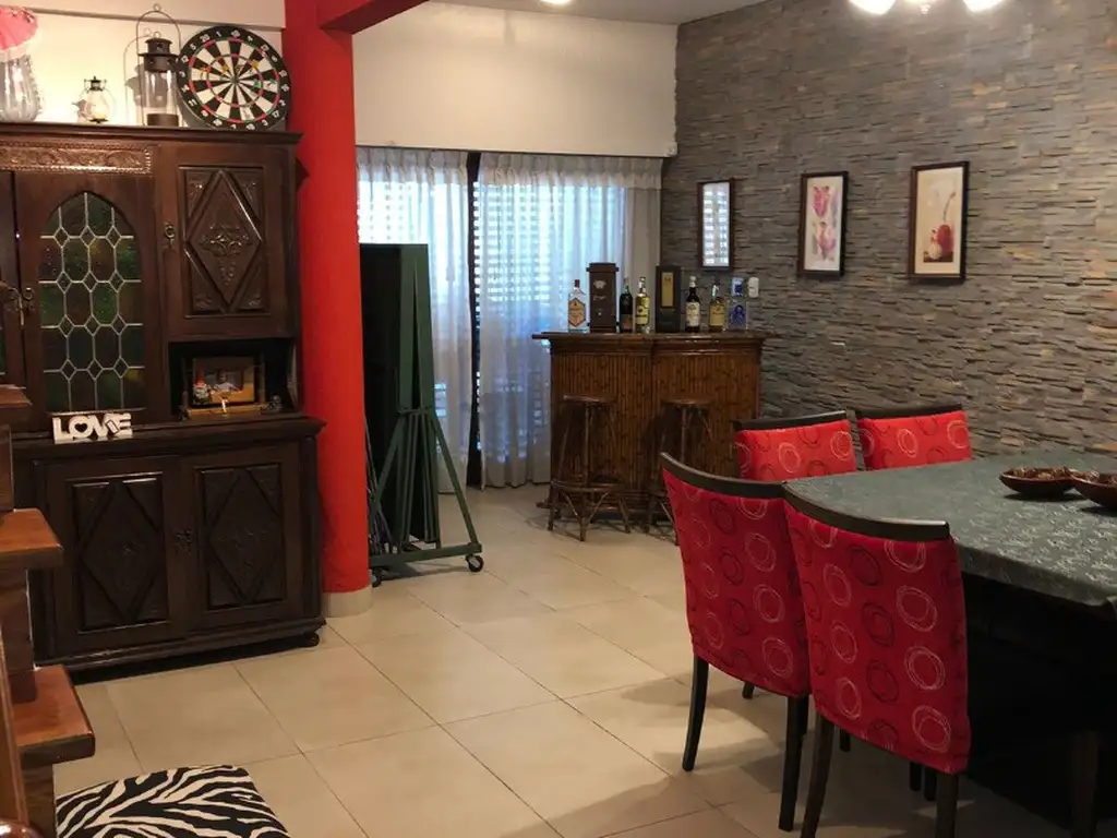 Foto de VENDO Excelente casa 6 ambientes con Jardín y piscina en estratégica, imagen 2