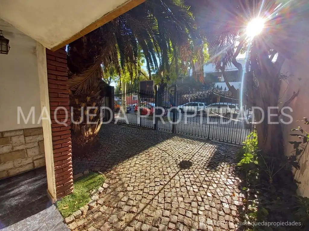 Foto de CASA 3 AMBIENTES, ENTRADA AUTOS Y FONDO LIBRE, imagen 2
