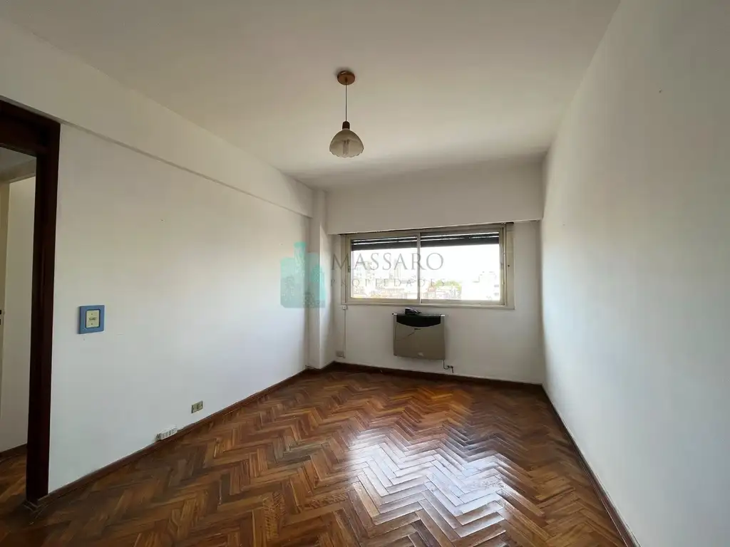 Foto de Departamento 2 ambientes al frente con cochera, Liniers., imagen 1