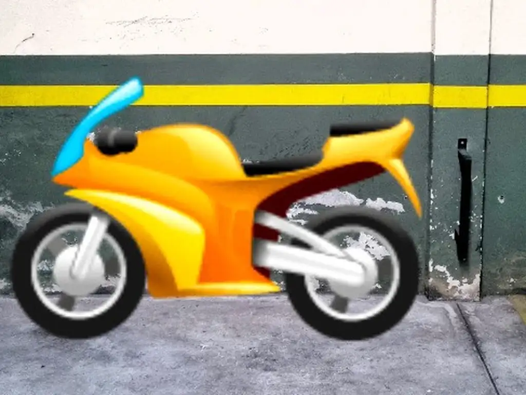Foto de COCHERA CUBIERTA y FIJA para MOTOS.Se puede Amarrar. Portón automático, imagen 1