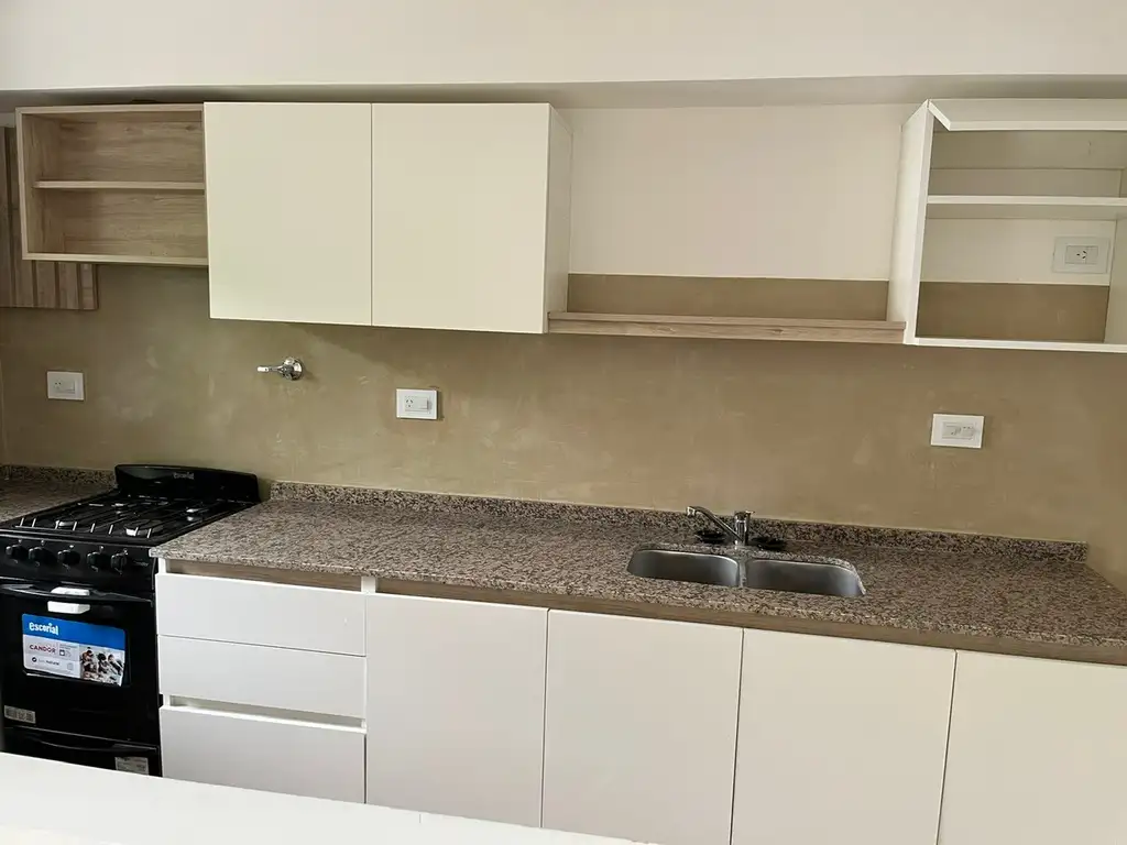 Foto de VENTA DEPARTAMENTO 4 AMBIENTES EN EXCELENTE ESQUINA DE VERSALLES, imagen 4