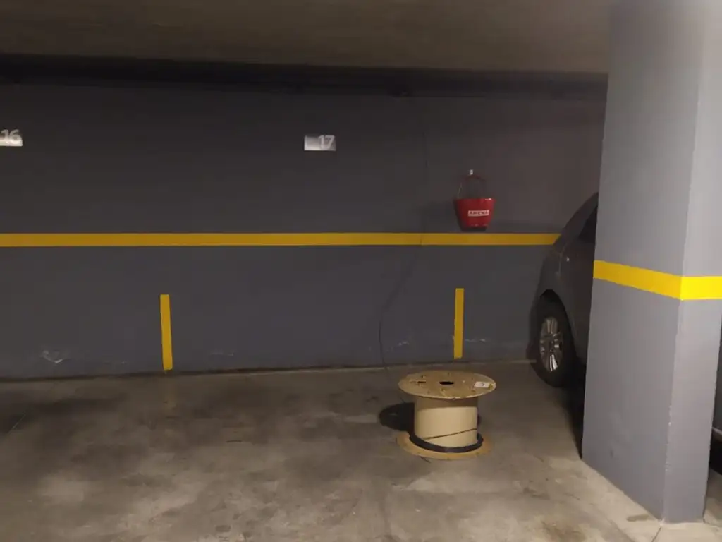 Foto de COCHERA AMPLIA TECHADA EN EDIFICIO CON PORTON AUTOMATICO, imagen 3