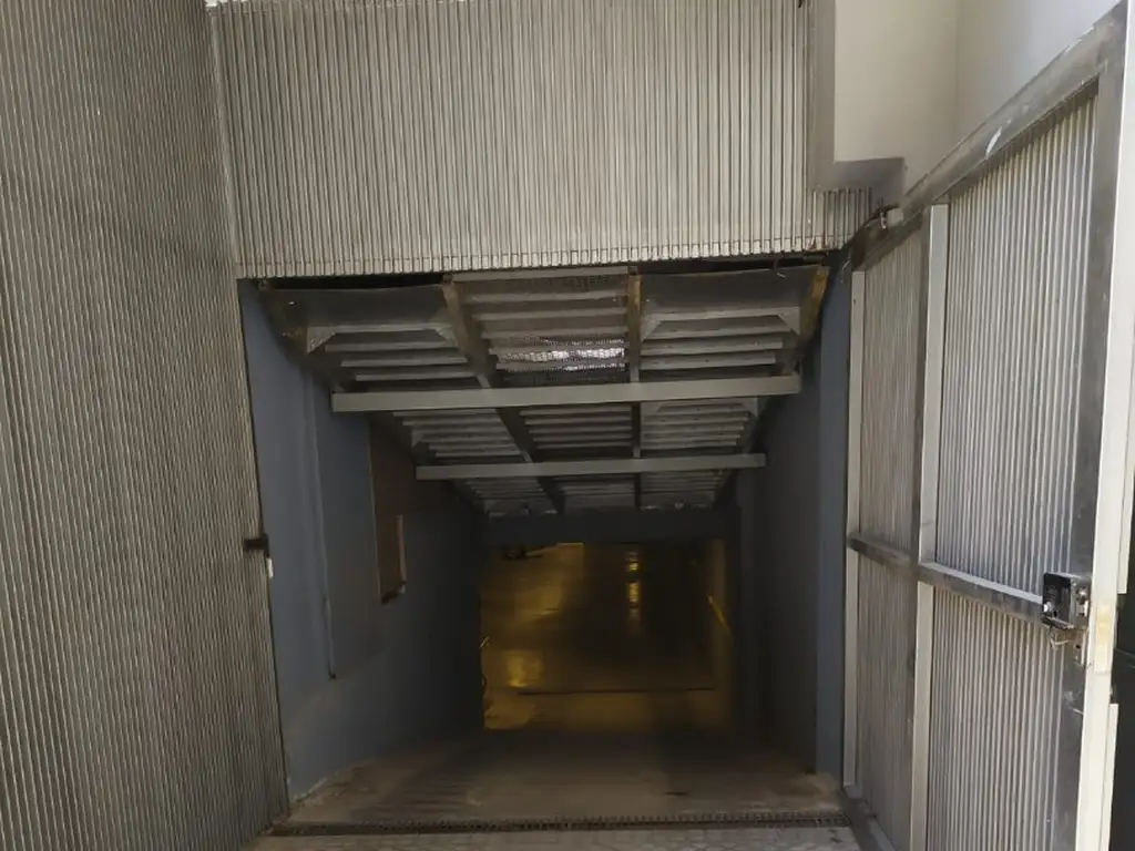Foto de COCHERA AMPLIA TECHADA EN EDIFICIO CON PORTON AUTOMATICO, imagen 4