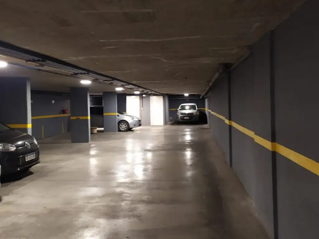 Foto de COCHERA AMPLIA TECHADA EN EDIFICIO CON PORTON AUTOMATICO, imagen 2
