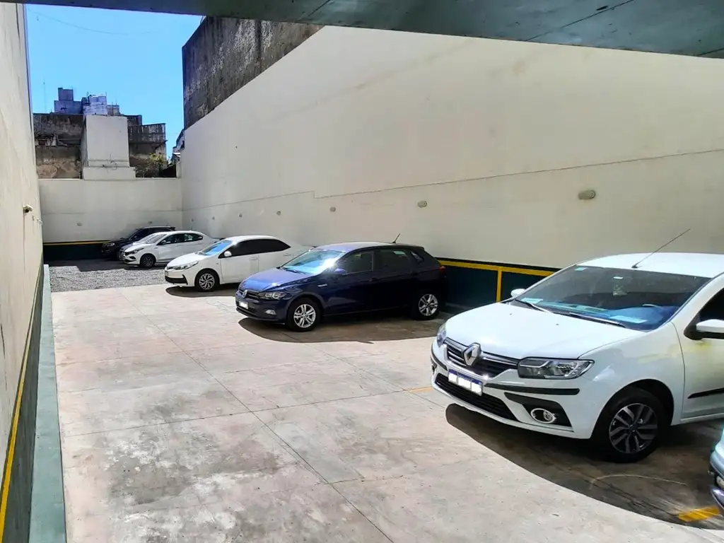 Foto de COCHERAS FIJAS descubiertas para Auto en Planta Baja. Portón automático, imagen 1