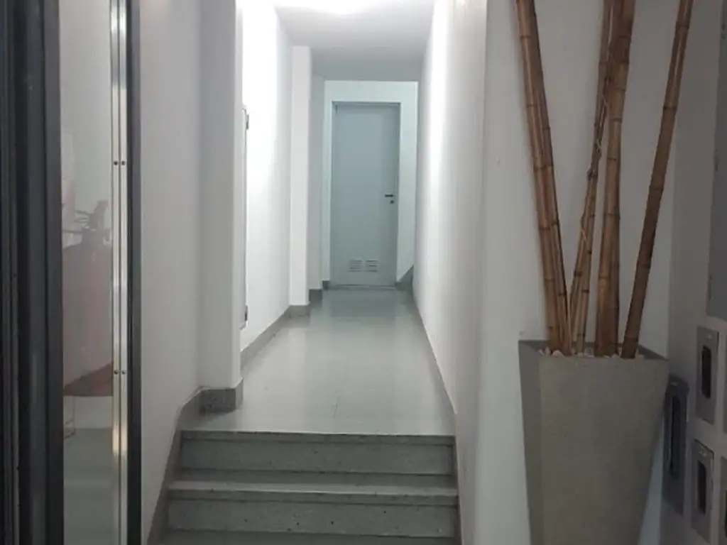 Foto de 3 ambientes en 1er piso con patio, al contrafrente. A refaccionar, imagen 2
