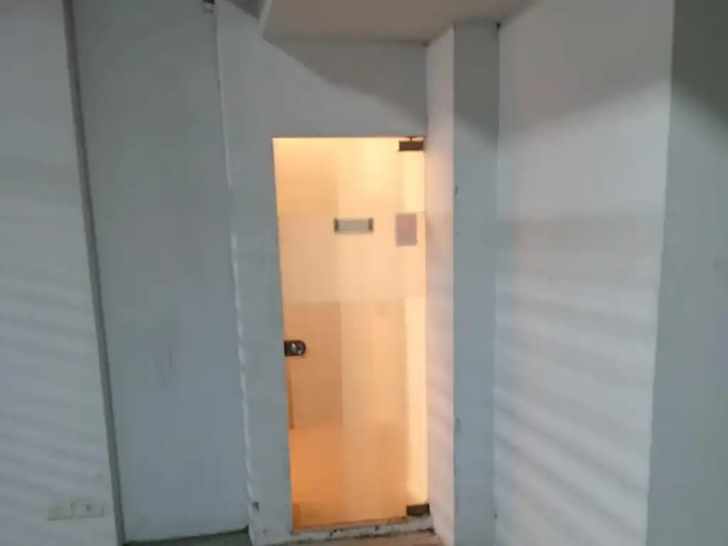 Foto de EXCELENTE LOCAL "BAJAS EXPENSAS" RINCON Y AV BELGRANO, imagen 5
